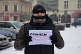 Protest „Skradziona sprawiedliwość” również na oświęcimskim rynku. Z opaskami na oczach i ustach stali 20 minut