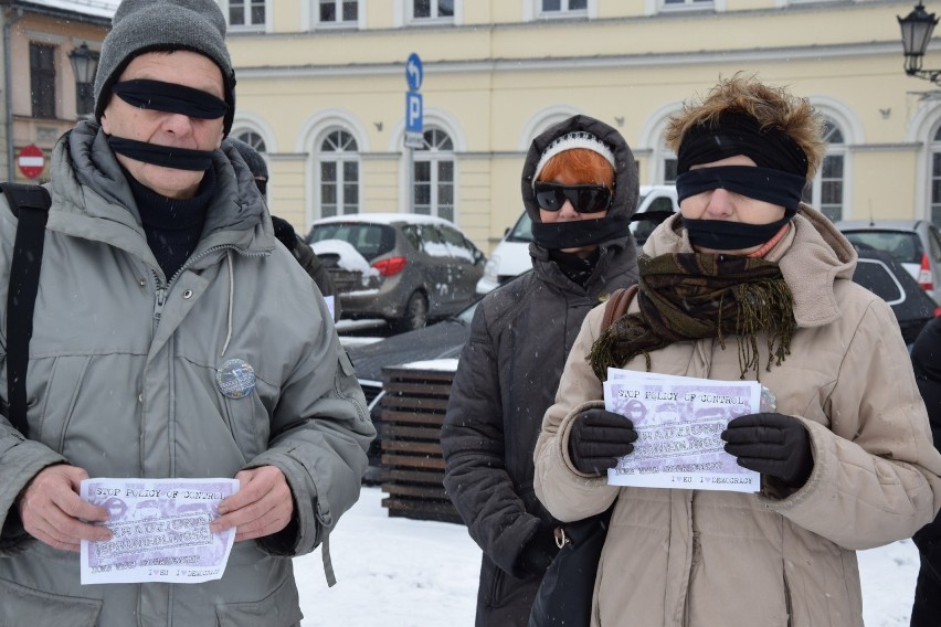 Protest „Skradziona sprawiedliwość” również na oświęcimskim rynku. Z opaskami na oczach i ustach stali 20 minut