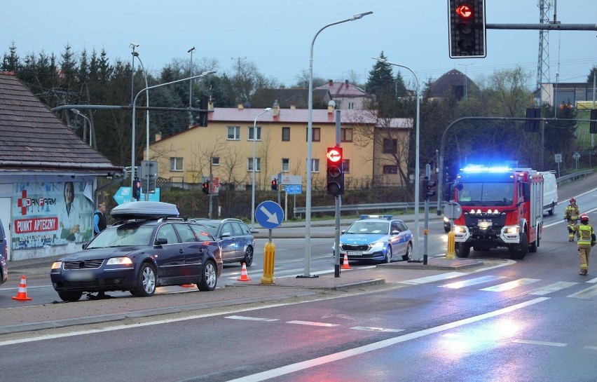 Wypadek na DK 77 w Żurawicy pod Przemyślem. Kierujący VW passatem potrącił na przejściu 21-letniego mężczyznę [ZDJĘCIA]