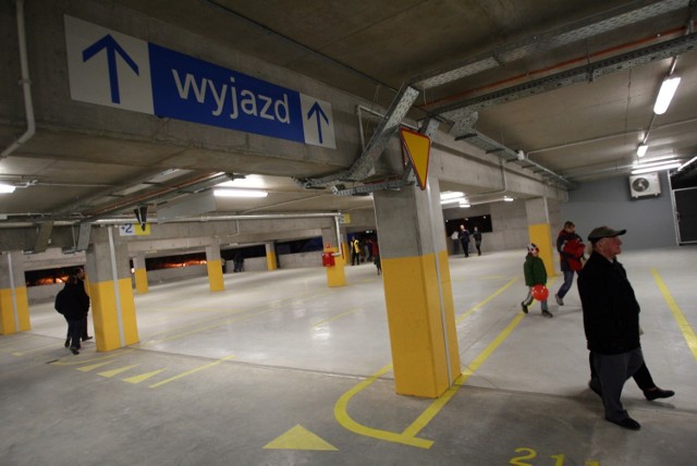 Ponad 150 nowych miejsc dla samochodów.  Nowy parking przy Metro Młociny otwarty