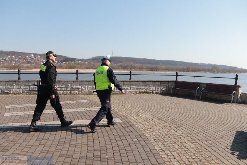 Policja i straż miejska patrolują bulwary we Włocławku....