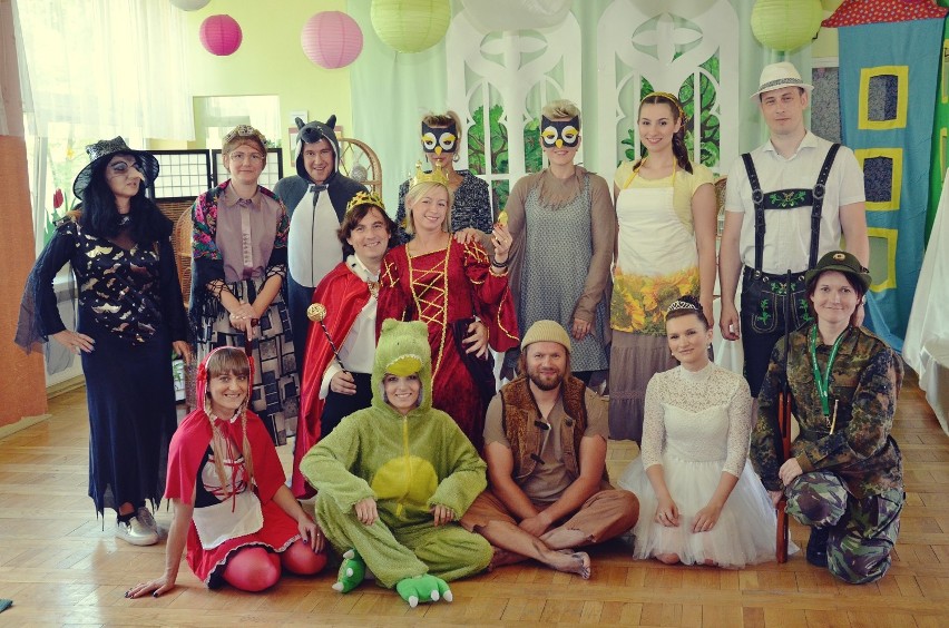 Rodzice dzieci z Przedszkola Samorządowego nr 4 w Bełchatowie zagrali w teatrzyku [ZDJĘCIA]