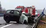 Wypadek na krajowej "szóstce". Ford wjechał pod ciężarówkę, droga zablokowana [zdjęcia]