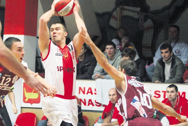 Koszykarz ŁKS Sphinx Filip Kenig plasuje się w drugiej dziesiątce w klasyfikacji SMS-ów