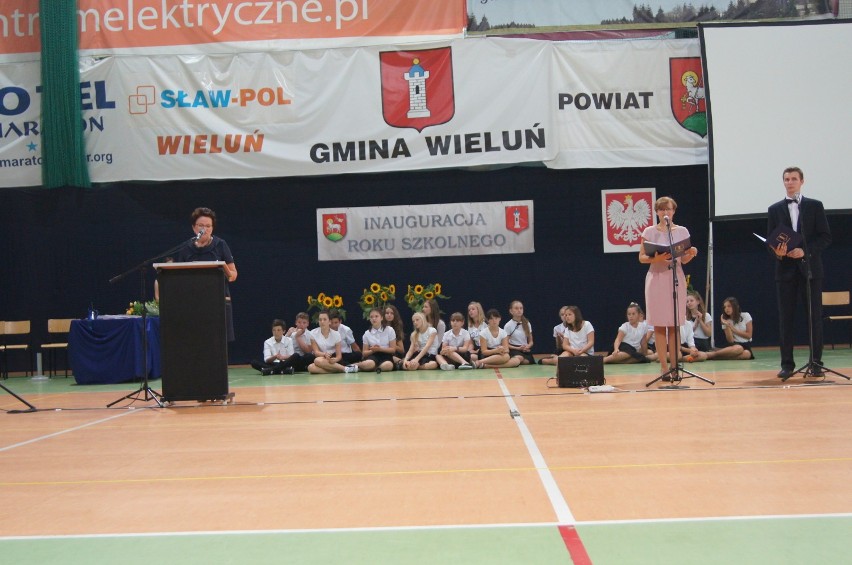 Wieluń: Powiatowa inauguracja roku szkolnego 2015/2016[Zdjęcia]