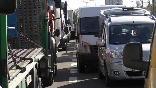 Kierowcy poruszający się po rondzie Rataje oraz ulicą Jana Pawła 2 już dawno nie przedzierali się przez takie korki.