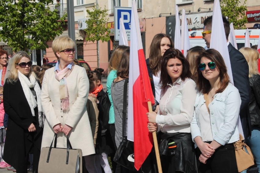 Święto flagi w Tomaszowie Maz.: Wspólnie śpiewanie pieśni na pl. Kościuszki