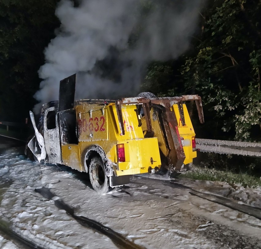 W nocy na drodze krajowej nr 28 koło Birczy spłonął samochód holownik [ZDJĘCIA]