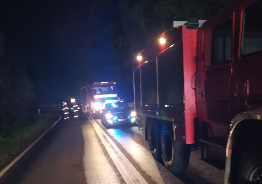 W nocy na drodze krajowej nr 28 koło Birczy spłonął samochód holownik [ZDJĘCIA]