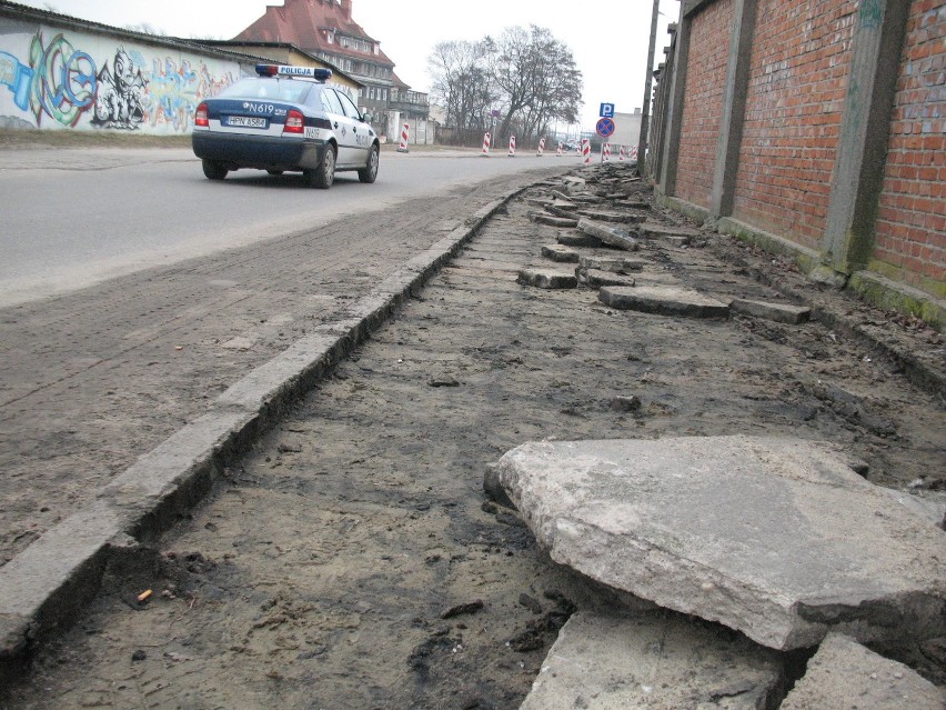 Na Żelaznej robotnicy zaczęli zrywać chodnik.