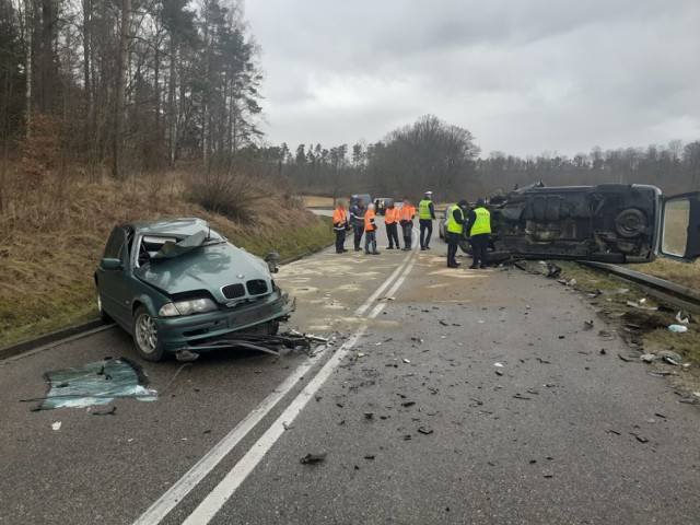W piątek 24 lutego, przed godziną 7 rano doszło do czołowego zderzenia się samochodów na drodze W-212 w okolicy Osowa Lęborskiego (gm. Cewice).
