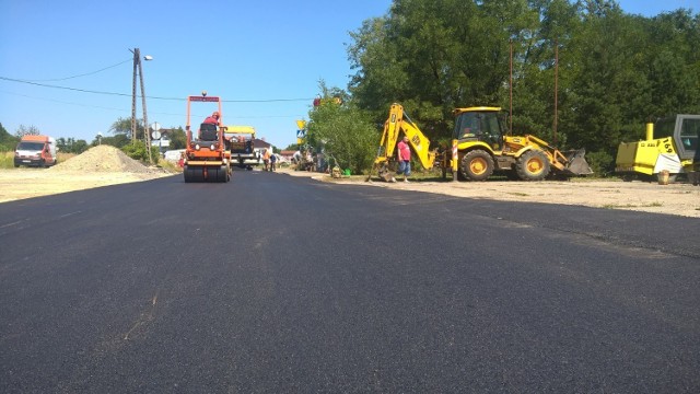 Koszt prac wyniesie ponad 2,1 mln zł.,  a oprócz nowej nawierzchni powstanie także chodnik oraz wykonane zostanie odwodnienie drogi.