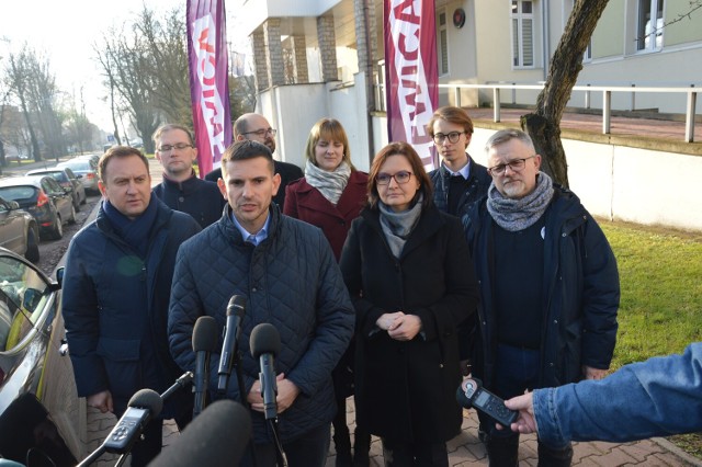Posłowie Anita Sowińska i Tomasz Trela przed PCMD w Piotrkowie o oddłużaniu szpitali