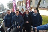 Posłowie Anita Sowińska i Tomasz Trela przed PCMD w Piotrkowie o oddłużaniu szpitali, 9.12.2022 - ZDJĘCIA