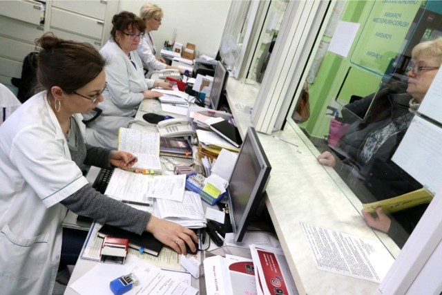 Jak długo trzeba czekać na wizytę u w popularnych lekarskich poradniach specjalistycznych w Tarnowie? Dane z marca 2023 r.