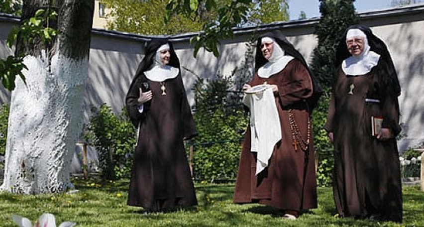 Covid-19 zamknął siostry klaryski za klasztornymi drzwiami....