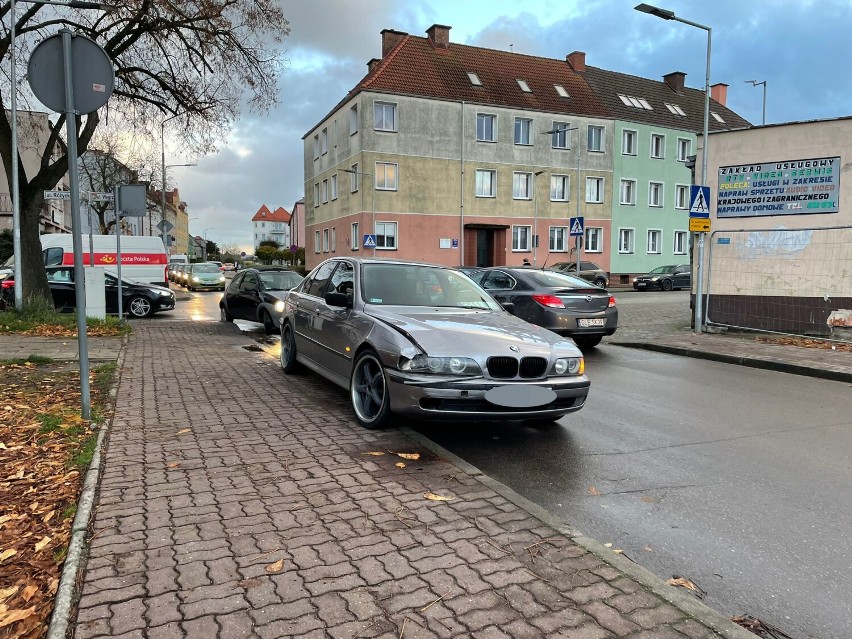 Kolizja na ul. Targowej w Lęborku. 35-latka w mitsubishi wymusiła pierwszeństwo na kierowcy BMW