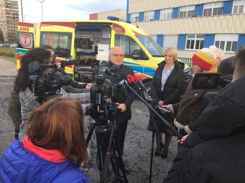 Nowe karetki w szpitalu w Jeleniej Górze. Pacjenci będą transportowani do placówek medycznych w lepszych warunkach