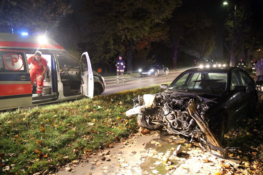 Wrocław: Na Kiełczowskiej BMW wjechało w ogrodzenie (ZDJĘCIA)