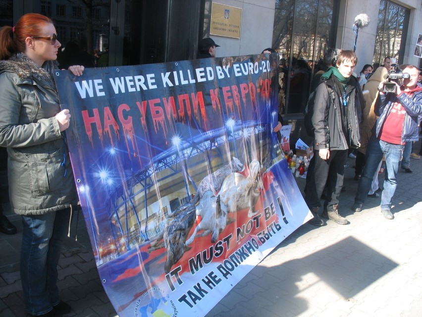 Zabijają psy przed EURO 2012. Warszawiacy: "Ukraino, wstydź się!"
