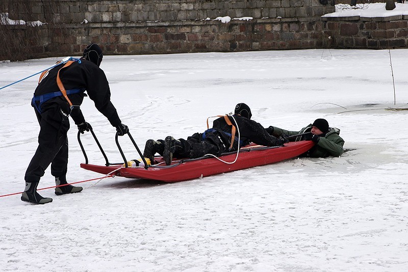 Strażacy z OSP Kalisz ćwiczyli ratowanie tonących pod lodem. ZDJĘCIA