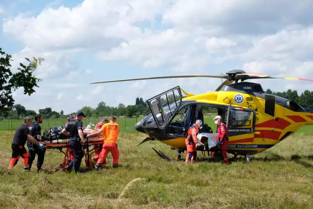 Do tragedii doszło przy ul. Czerwonego Krzyża w Żarach w czwartkowe popołudnie. Mężczyzna spadł z rusztowania. Zabrało go pogotowie ratunkowe.