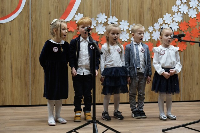 Dzieci pięknie się prezentowały na senioralnej scenie, przystrojonej w narodowe barwy