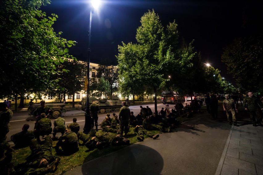 Nocna defilada wojska w Warszawie. Czołgi na Wisłostradzie