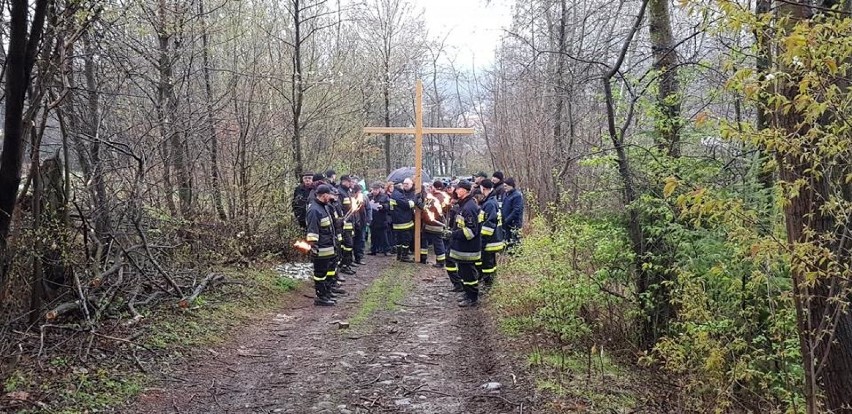 Poświęcono nowy Krzyż Pamięci na Wierchach w Biegonicach [ZDJĘCIA]