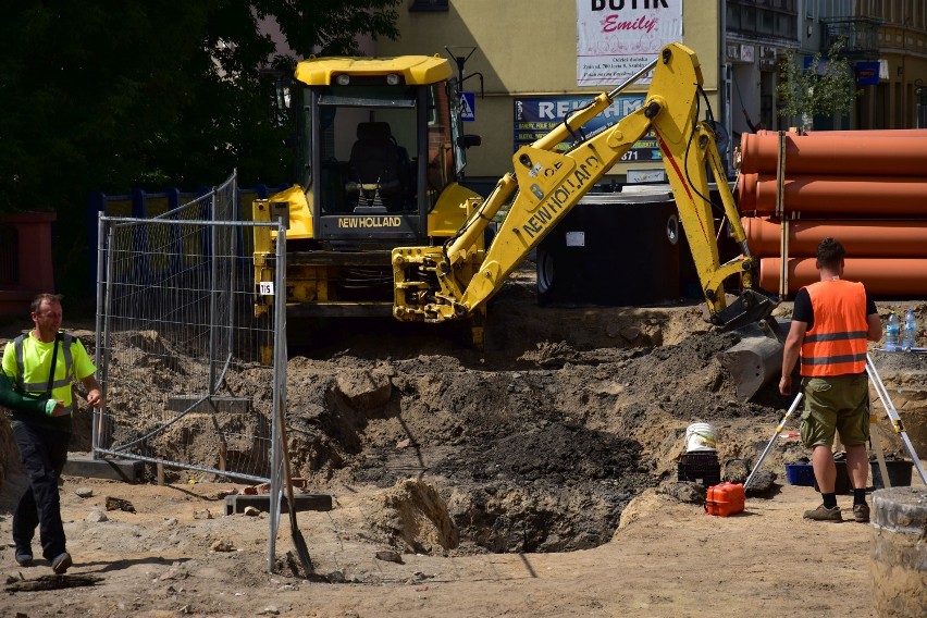 Archeolodzy na przebudowie ulicy 700-lecia w Żninie. Prace zostały wstrzymane 