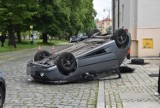 Dachowanie na ulicy Kołłątaja w Głogowie. Młoda kobieta trafiła do szpitala