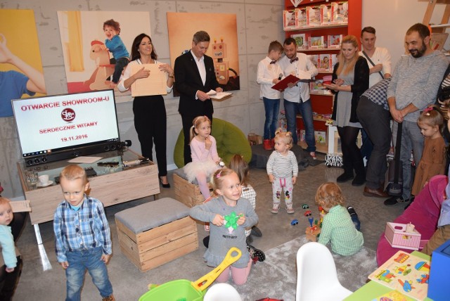 PaTaToy otworzył showroom w Skierniewicach w sobotę 19 listopada. Do tej pory PaTaToy był firmą, hnadlajującą zabawkami w internecie. Od soboty dzieci mogą wypróbować oferowane przez firmę zabawki przy ul. Okrzei.
