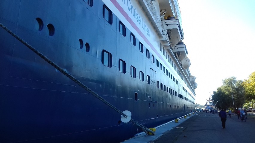 Piękny wycieczkowiec o długości 218 m  MV Balmoral zacumował w Świnoujściu