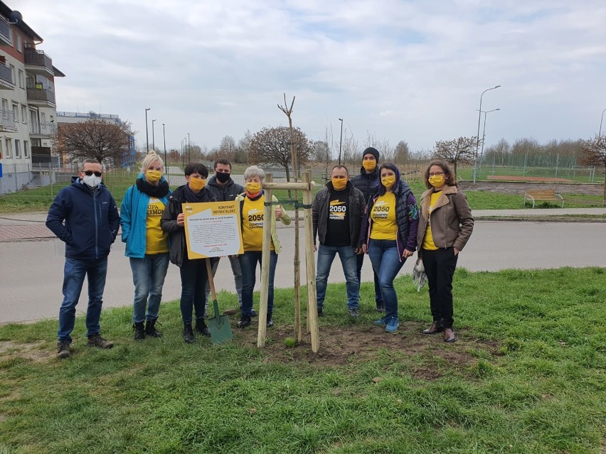 Os. Pyrzyckie. Kontrakt zawarty, dwa drzewa posadzone. Akcja ruchu Polska 2050 w Stargardzie. Każdy może "adoptować drzewo"!