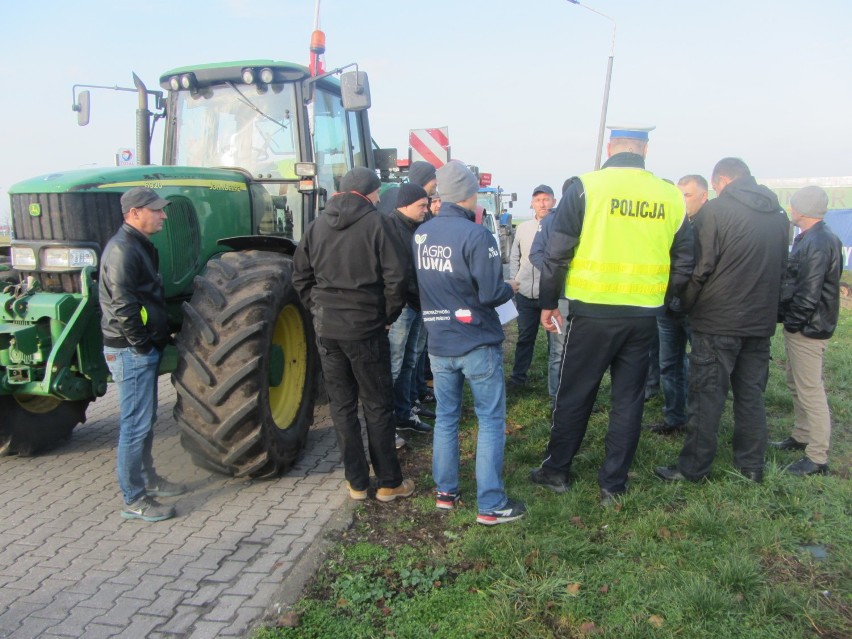 Rolnicy wyjechali na traktorach. Protest w powiecie...