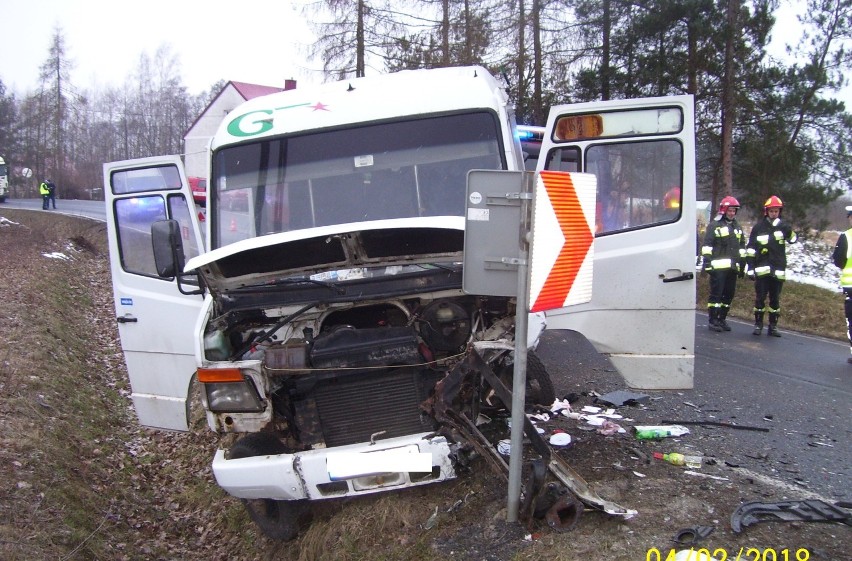 Niwka k. Radłowa. Zderzenie busa z samochodem osobowym [ZDJĘCIA]