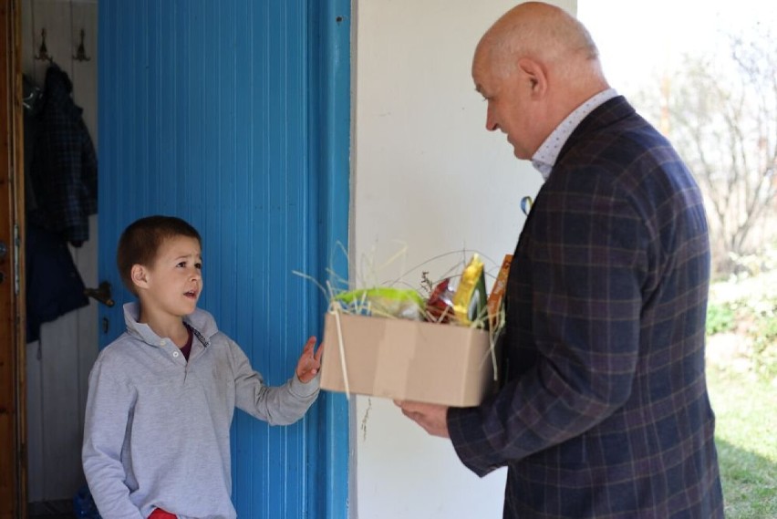 Gmina Kościan. Wójt gminy odwiedził dzieci z Ukrainy z zajączkiem