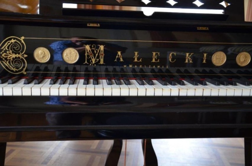 Muzeum Ziemiaństwa w Dobrzycy otrzymało zabytkowy fortepian...