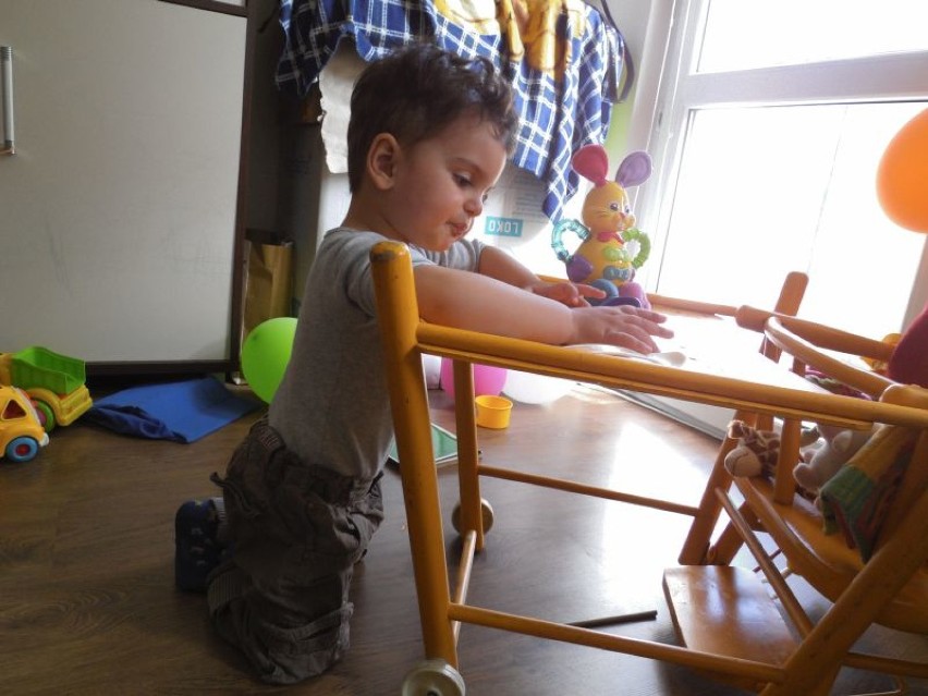 Dwuletniemu Rayyanowi groziła amputacja nogi. Lekarze nie zauważyli u niego braku piszczeli [FOTO]