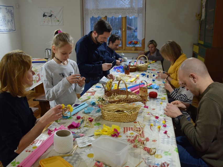 Świąteczne przygotowania w skansenie. Naucz się tworzyć tradycyjne bożonarodzeniowe ozdoby (zdjęcia)