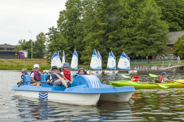 W każdy poniedziałek wakacji na przystani nad kieleckim Zalewem rozpoczyna się bezpłatny nowy kurs żeglarski dla dzieci od lat 7.