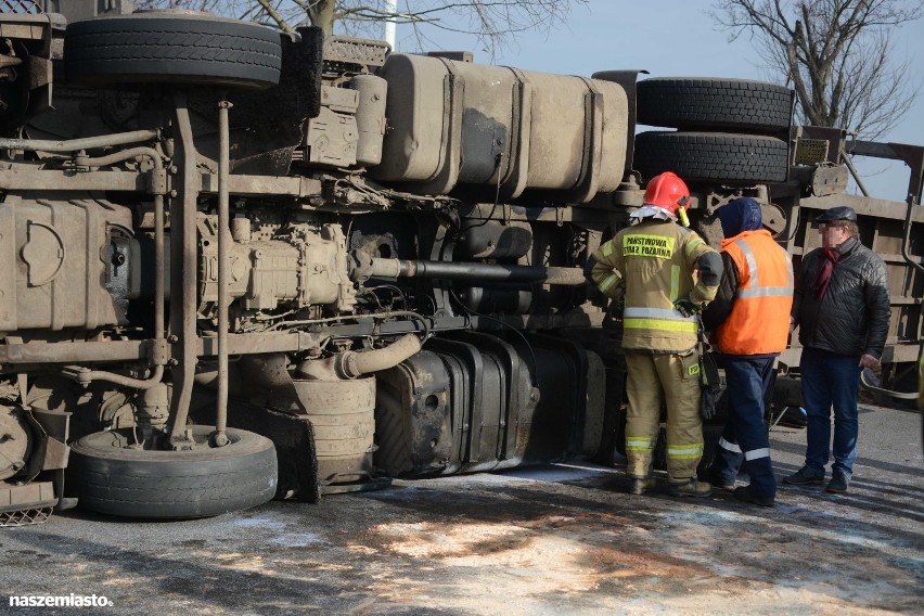 Ciężarówka z drewnem zablokowała drogę w Rozentalu na ponad pięć godzin. Jedna osoba trafiła do szpitala [zdjęcia, wideo]