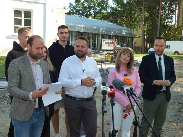 Podczas konferencji przed „pałacykiem”, od lewej: Karol Wójcik- prowadzący konferencję, Marek Materek, Iwona Tamiołło, Marcin Gołębiowski. Więcej na kolejnych zdjęciach.
