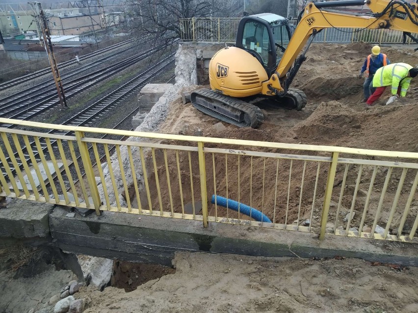 Gniezno. Remont Wiaduktu Popiełuszki. Trwa sprawdzanie metalowych przęseł i rozbiórka betonowych przyczółków [FOTO]