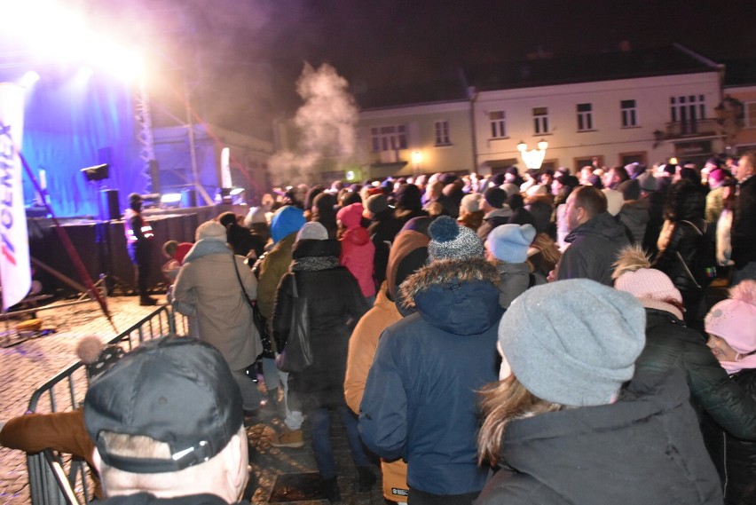 Tłumy mieszkańców powitały nowy 2024 rok na placu Łuczkowskiego w Chełmie. Gwiazdą sylwestrowej nocy był zespół Kombii. Zobacz zdjęcia