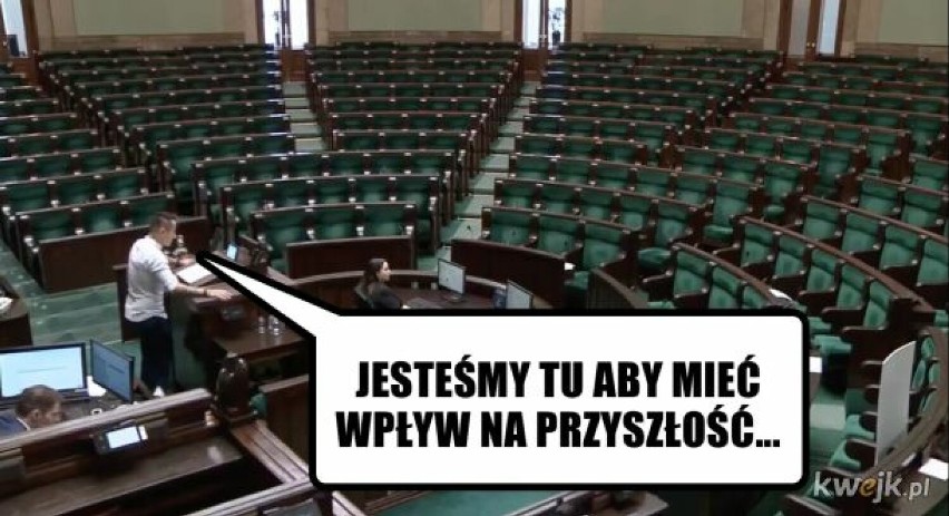 Dzieje się w Sejmie! Śmiech i polityka w jednym - oto MEMY.  Bohaterami Tusk, Hołownia, Morawiecki...