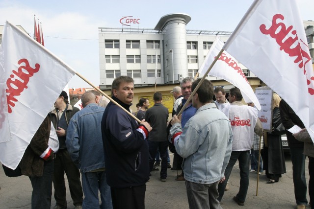 Nie po raz pierwszy związkowcy GPEC wyszli na ulice. Na zdjęciu: protest w Gdańsku przed siedzibą firmy przeciwko polityce rządu