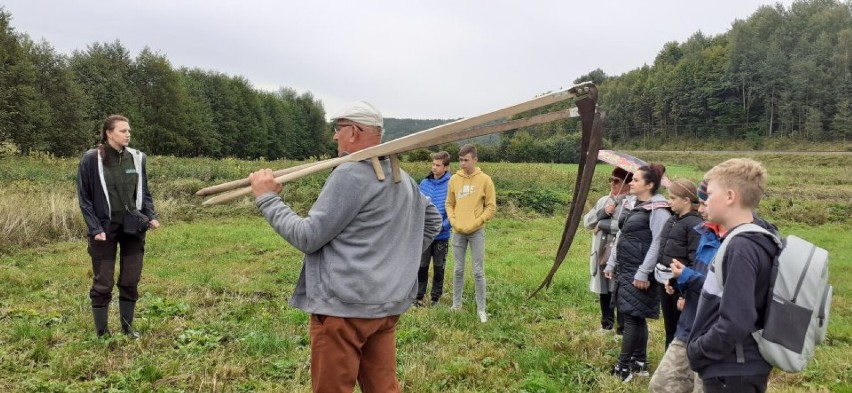 Gmina Somonino. Pokaz koszenia łąki w ramach projektu "Co w trawie piszczy?"