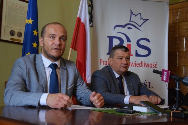 M.in. o nieprawidłowościach w realizacji budżetu obywatelskiego w Przemyślu podczas konferencji prasowej mówili radni miejscy Prawa i Sprawiedliwości: Maciej Kamiński (nz. z lewej) i Andrzej Berestecki.