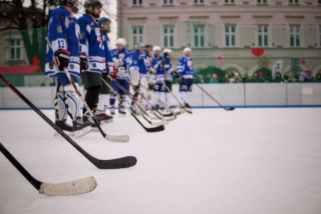 Na lodowisku na pl. Jana Pawła na rozegrano mecz hokejowy